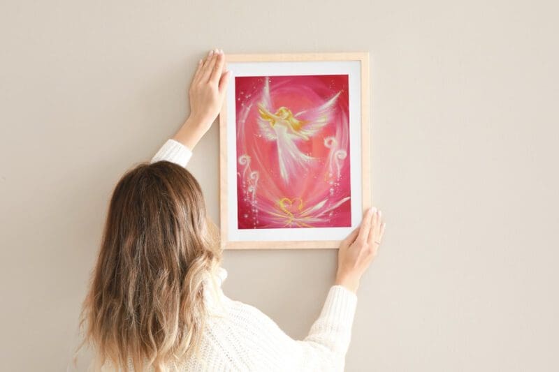 Himmlisches Engel Poster "Leichtigkeit" Schutzengel Wandbild in Rosa & Gold – Bild 8